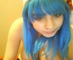 青い髪の爆乳娘